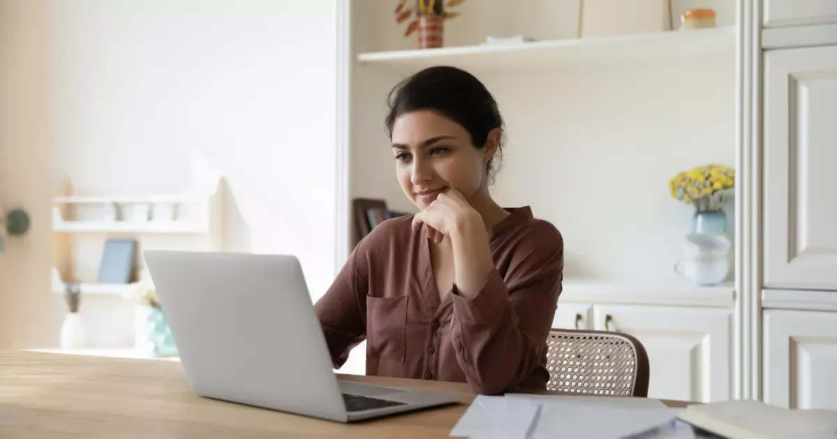 Woman freelance writer setting rates